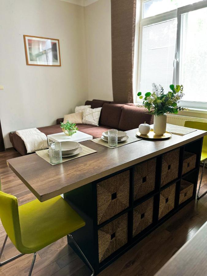Spacious City Centre Apartment Bratislava Bagian luar foto